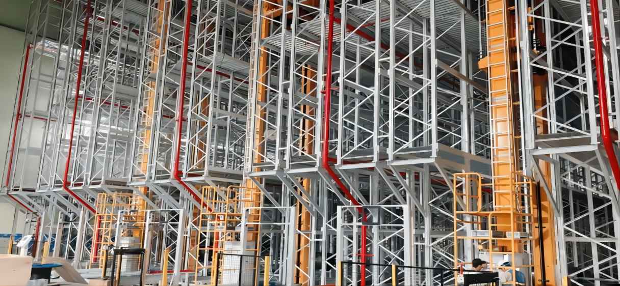 ASRS 使用哪种类型的起重机？